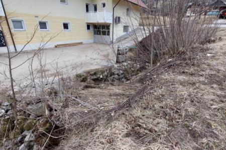 Struga na odseku ob parkriršču pri stanovanjski hiši – odsek B gorvodno od P9